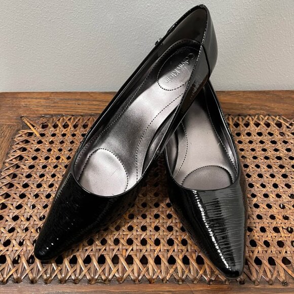 Size 6.5 Calvin Klein Black Patent Leather Kitten Heel Textured Pumps - Picture 1 of 7